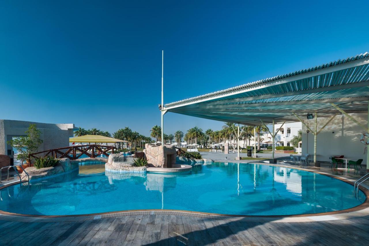 Sealine Beach, A Murwab Resort Mesaieed Exterior photo The pool at the hotel