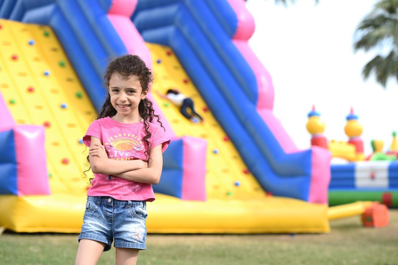Sealine Beach, A Murwab Resort Mesaieed Exterior photo A girl in front of a climbing wall