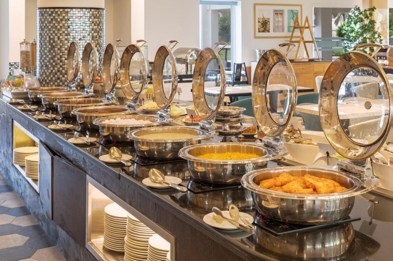 Sealine Beach, A Murwab Resort Mesaieed Exterior photo A buffet at a hotel